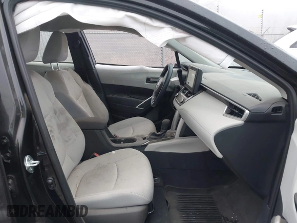 2024 Toyota Corolla Cross L z VIN 7MUAAAAG6RV088975, wystawiony jako IAAI lot #40961188 z przebiegiem 4 204 mil mil oraz . Historia ofert i sprzedaży dostępna na DreamBid. Obrazek 5.