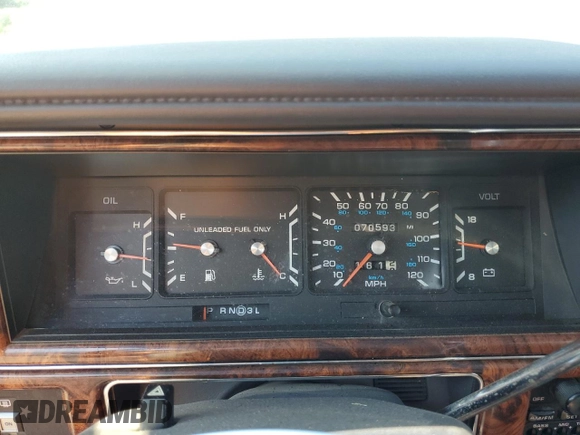 1993 Chrysler New Yorker z VIN 1C3XC66R8PD205488, wystawiony jako Copart lot #59097875 z przebiegiem 70 593 mil mil oraz Czysty tytuł • Clean title. Historia ofert i sprzedaży dostępna na DreamBid. Obrazek 9.