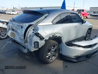 2022 Mazda MX-30 Premium Plus z VIN JM1DRADB6N0100295, wystawiony jako IAAI lot #41885035 z przebiegiem 32 616 mil mil oraz . Historia ofert i sprzedaży dostępna na DreamBid. Obrazek 4.