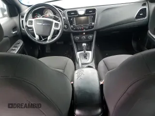 2014 Chrysler 200 Touring z VIN 1C3CCBBB1EN118975, wystawiony jako Copart lot #87133664 z przebiegiem 140 265 mil mil oraz Tytuł czysty. Historia ofert i sprzedaży dostępna na DreamBid. Obrazek 8.