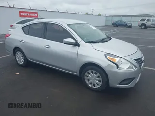 2017 Nissan Versa SV z VIN 3N1CN7APXHK434131, wystawiony jako IAAI lot #42148802 z przebiegiem 108 390 mil mil oraz . Historia ofert i sprzedaży dostępna na DreamBid. Obrazek 1.