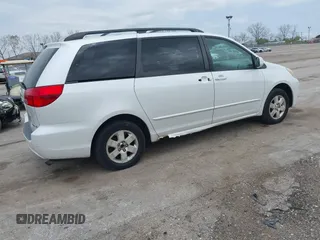 2004 Toyota Sienna XLE with VIN 5TDZA22C04S095332, listed as a IAAI auction lot 42146995 with 200,072 mi miles. Bid and sale history available at carsss.com. Image 4.