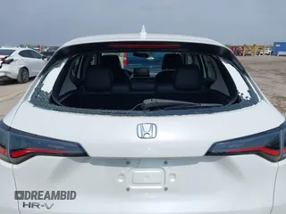 2023 Honda HR-V LX z VIN 3CZRZ1H34PM716838, wystawiony jako IAAI lot #41946033 z przebiegiem 24 958 mil mil oraz . Historia ofert i sprzedaży dostępna na DreamBid. Obrazek 6.