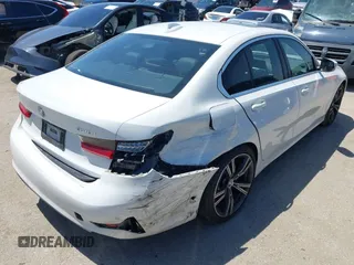 2020 BMW 3 Series 330i z VIN 3MW5R1J01L8B05556, wystawiony jako IAAI lot #42299891 z przebiegiem 61 404 mil mil oraz . Historia ofert i sprzedaży dostępna na DreamBid. Obrazek 4.