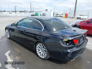 2007 BMW 3 Series 328i z VIN WBAWL13557PX15272, wystawiony jako IAAI lot #42228789 z przebiegiem 107 760 mil mil oraz . Historia ofert i sprzedaży dostępna na DreamBid. Obrazek 3.