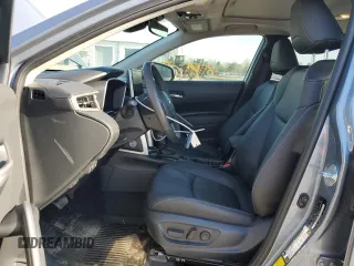 2023 Toyota Corolla Cross XLE z VIN 7MUDAAAG5PV055380, wystawiony jako Copart lot #46280925 z przebiegiem 12 575 mil mil oraz Szkody całkowita. Historia ofert i sprzedaży dostępna na DreamBid. Obrazek 7.