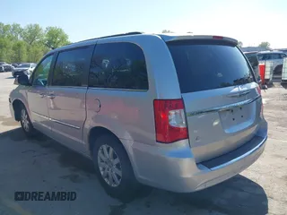 2011 Chrysler Town & Country Touring L z VIN 2A4RR8DG8BR712567, wystawiony jako IAAI lot #42078288 z przebiegiem 144 409 mil mil oraz . Historia ofert i sprzedaży dostępna na DreamBid. Obrazek 3.