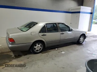 1995 Mercedes-Benz S 320 z VIN WDBGA33E0SA242786, wystawiony jako Copart lot #62931024 z przebiegiem 223 176 mil mil oraz Szkody całkowita. Historia ofert i sprzedaży dostępna na DreamBid. Obrazek 3.