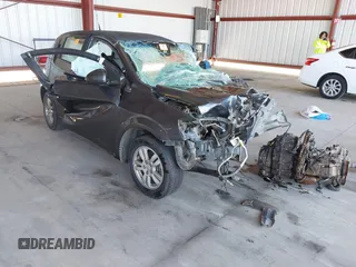 2012 Chevrolet Sonic LS z VIN 1G1JA6SH7C4219017, wystawiony jako IAAI lot #41881402 z przebiegiem Nie podano mil oraz . Historia ofert i sprzedaży dostępna na DreamBid. Obrazek 1.