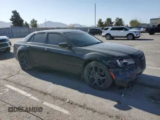 2021 Chrysler 300 S z VIN 2C3CCABG6MH554329, wystawiony jako Copart lot #52045545 z przebiegiem 77 377 mil mil oraz Szkoda całkowita • Salvage title. Historia ofert i sprzedaży dostępna na DreamBid. Obrazek 4.