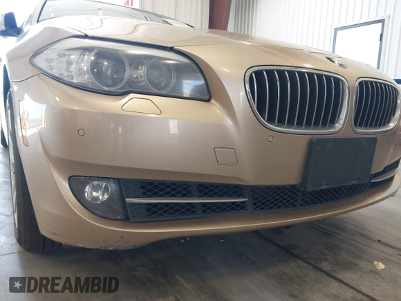 2013 BMW 5 Series 528i xDrive z VIN WBAXH5C59DDW13998, wystawiony jako IAAI lot #42239659 z przebiegiem 190 682 mil mil oraz . Historia ofert i sprzedaży dostępna na DreamBid. Obrazek 6.