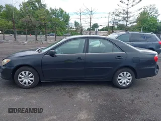 2005 Toyota Camry STD z VIN 4T1BE32K55U632921, wystawiony jako IAAI lot #42341618 z przebiegiem 268 557 mil mil oraz . Historia ofert i sprzedaży dostępna na DreamBid. Obrazek 14.