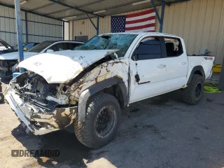 2020 Toyota Tacoma SR5 z VIN 3TMCZ5AN6LM310360, wystawiony jako Copart lot #55726645 z przebiegiem 106 262 mil mil oraz Szkoda całkowita • Salvage title. Historia ofert i sprzedaży dostępna na DreamBid. Obrazek 1.