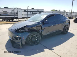 2024 Tesla Model Y z VIN 7SAYGDED9RF038426, wystawiony jako Copart lot #55776005 z przebiegiem 70 840 mil mil oraz Szkoda całkowita • Salvage title. Historia ofert i sprzedaży dostępna na DreamBid. Obrazek 1.