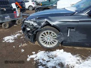 2011 BMW 5 Series 535i xDrive z VIN WBAFU7C52BC777616, wystawiony jako IAAI lot #41599614 z przebiegiem 150 723 mil mil oraz . Historia ofert i sprzedaży dostępna na DreamBid. Obrazek 6.