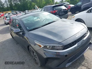 2024 Kia Forte LXS z VIN 3KPF24AD2RE726380, wystawiony jako IAAI lot #42367359 z przebiegiem 30 399 mil mil oraz . Historia ofert i sprzedaży dostępna na DreamBid. Obrazek 1.