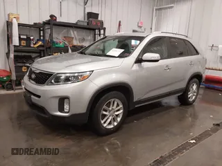 2014 Kia Sorento LX z VIN 5XYKTCA63EG524362, wystawiony jako IAAI lot #42264712 z przebiegiem 99 450 mil mil oraz . Historia ofert i sprzedaży dostępna na DreamBid. Obrazek 20.