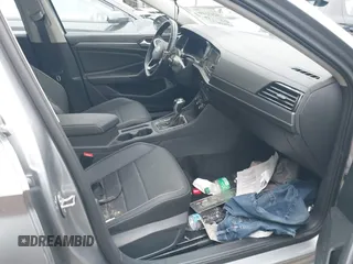 2024 Volkswagen Jetta SE z VIN 3VWEM7BU9RM083387, wystawiony jako IAAI lot #42431499 z przebiegiem 32 476 mil mil oraz . Historia ofert i sprzedaży dostępna na DreamBid. Obrazek 5.