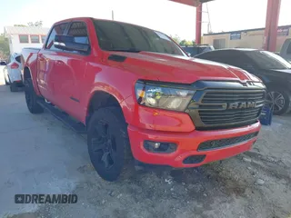 2021 Ram 1500 Big Horn z VIN 1C6RREFT2MN574093, wystawiony jako IAAI lot #42261388 z przebiegiem 76 703 mil mil oraz . Historia ofert i sprzedaży dostępna na DreamBid. Obrazek 1.