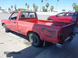 1992 Toyota Pickup DLX z VIN JT4RN82P8N5056666, wystawiony jako IAAI lot #42320829 z przebiegiem 147 032 mil mil oraz . Historia ofert i sprzedaży dostępna na DreamBid. Obrazek 3.