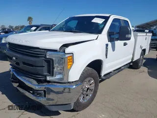 2017 Ford F-250 XL z VIN 1FD7X2A62HEB54633, wystawiony jako IAAI lot #42272440 z przebiegiem 76 521 mil mil oraz . Historia ofert i sprzedaży dostępna na DreamBid. Obrazek 21.