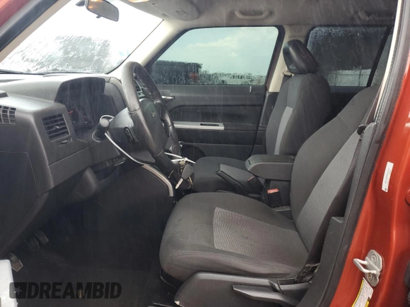 2008 Jeep Patriot Sport z VIN 1J8FT28WX8D649176, wystawiony jako Copart lot #55927795 z przebiegiem 109 587 mil mil oraz Czysty tytuł • Clean title. Historia ofert i sprzedaży dostępna na DreamBid. Obrazek 7.