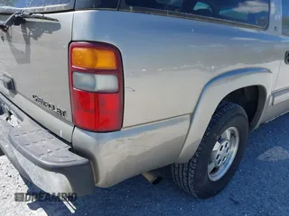 2000 Chevrolet Suburban LT with VIN 3GNFK16T0YG114431, listed as a IAAI auction lot 42059206 with 266,582 mi miles. Bid and sale history available at carsss.com. Image 14.