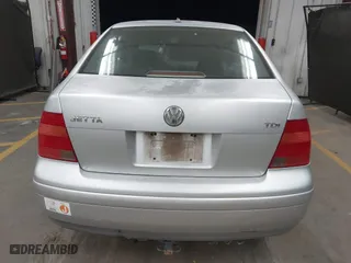 2000 Volkswagen New Jetta GL with VIN 3VWRF29M9YM024990, listed as a IAAI auction lot 41891273 with 204,016 mi miles. Bid and sale history available at carsss.com. Image 16.