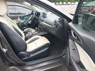 2016 Mazda 3 S Grand Touring z VIN JM1BM1N33G1277798, wystawiony jako IAAI lot #42337611 z przebiegiem 91 519 mil mil oraz . Historia ofert i sprzedaży dostępna na DreamBid. Obrazek 5.