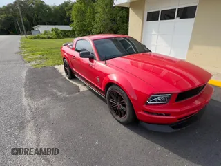 2008 Ford Mustang Deluxe z VIN 1ZVHT80N485104653, wystawiony jako Copart lot #62514025 z przebiegiem 68 800 mil mil oraz Szkoda całkowita • Salvage title. Historia ofert i sprzedaży dostępna na DreamBid. Obrazek 1.