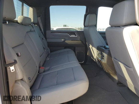 2024 GMC Sierra 3500HD SLT z VIN 1GT49UEY9RF105532, wystawiony jako Copart lot #61956334 z przebiegiem 12 996 mil mil oraz Czysty tytuł • Clean title. Historia ofert i sprzedaży dostępna na DreamBid. Obrazek 10.