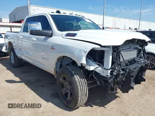 2024 Ram 2500 Laramie z VIN 3C6UR5FL6RG384601, wystawiony jako IAAI lot #41640560 z przebiegiem 21 330 mil mil oraz . Historia ofert i sprzedaży dostępna na DreamBid. Obrazek 1.