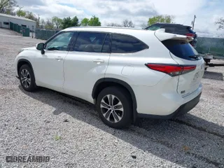 2021 Toyota Highlander XLE with VIN 5TDGZRBH3MS136153, listed as a IAAI auction lot 41907717 with 37,333 mi miles. Bid and sale history available at carsss.com. Image 3.