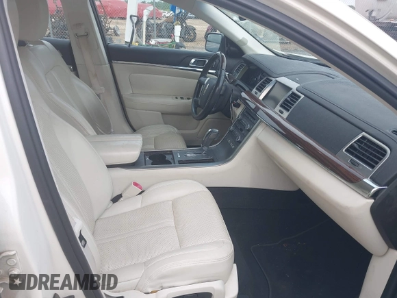 2009 Lincoln MKS z VIN 1LNHM93R69G618185, wystawiony jako IAAI lot #42256398 z przebiegiem 178 805 mil mil oraz . Historia ofert i sprzedaży dostępna na DreamBid. Obrazek 5.