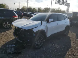 2023 Kia Seltos LX z VIN KNDEPCAA9P7381018, wystawiony jako Copart lot #70986483 z przebiegiem 14 001 mil mil oraz Szkody całkowita. Historia ofert i sprzedaży dostępna na DreamBid. Obrazek 1.