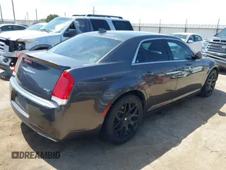 2017 Chrysler 300 Limited z VIN 2C3CCAAG9HH538701, wystawiony jako IAAI lot #42354339 z przebiegiem 153 985 mil mil oraz . Historia ofert i sprzedaży dostępna na DreamBid. Obrazek 4.