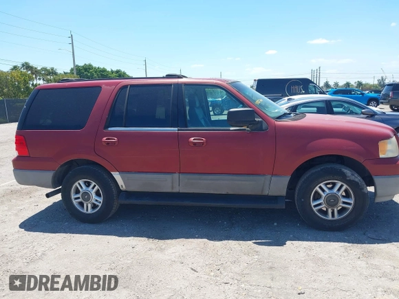 2003 Ford Expedition Special Service with VIN 1FMPU15L33LA76211, listed as a IAAI auction lot 42035061 with 211,599 mi miles. Bid and sale history available at carsss.com. Image 13.