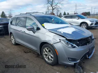 2017 Chrysler Pacifica Touring L Plus z VIN 2C4RC1EG9HR850933, wystawiony jako IAAI lot #40999562 z przebiegiem 137 836 mil mil oraz . Historia ofert i sprzedaży dostępna na DreamBid. Obrazek 1.