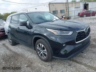2021 Toyota Highlander XLE with VIN 5TDGZRAH3MS038077, listed as a IAAI auction lot 41886637 with 43,585 mi miles. Bid and sale history available at carsss.com. Image 1.