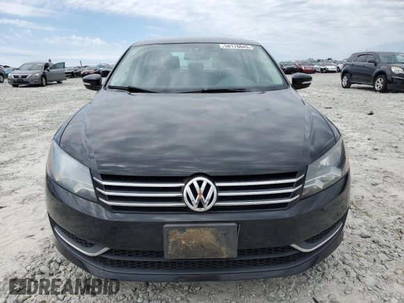2014 Volkswagen Passat S z VIN 1VWAT7A30EC102382, wystawiony jako Copart lot #58178845 z przebiegiem 158 498 mil mil oraz Czysty tytuł • Clean title. Historia ofert i sprzedaży dostępna na DreamBid. Obrazek 5.