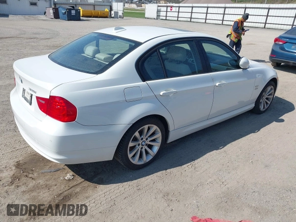 2011 BMW 3 Series 328i xDrive z VIN WBAPK5G52BNN51640, wystawiony jako IAAI lot #42017674 z przebiegiem Nie podano mil oraz . Historia ofert i sprzedaży dostępna na DreamBid. Obrazek 4.