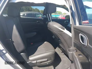 2023 Kia Sorento X-Line SX Prestige z VIN 5XYRKDLFXPG214202, wystawiony jako IAAI lot #40638311 z przebiegiem 19 871 mil mil oraz . Historia ofert i sprzedaży dostępna na DreamBid. Obrazek 8.
