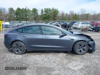 2023 Tesla Model 3 z VIN 5YJ3E1EA5PF451085, wystawiony jako IAAI lot #41941655 z przebiegiem 56 532 mil mil oraz . Historia ofert i sprzedaży dostępna na DreamBid. Obrazek 13.