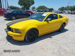 2005 Ford Mustang GT Deluxe z VIN 1ZVHT82HX55243155, wystawiony jako IAAI lot #42345004 z przebiegiem 205 632 mil mil oraz . Historia ofert i sprzedaży dostępna na DreamBid. Obrazek 2.