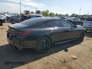 2022 BMW 8 Series M850i z VIN WBAGV8C03NCH58172, wystawiony jako Copart lot #71592504 z przebiegiem 25 854 mil mil oraz Czysty tytuł • Clean title. Historia ofert i sprzedaży dostępna na DreamBid. Obrazek 3.