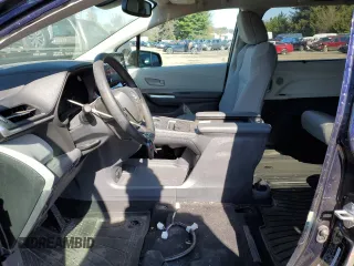 2024 Toyota Sienna LE z VIN 5TDBSKFC4RS136089, wystawiony jako Copart lot #52111725 z przebiegiem 9 412 mil mil oraz Szkoda całkowita • Salvage title. Historia ofert i sprzedaży dostępna na DreamBid. Obrazek 7.