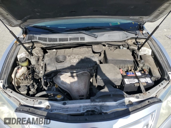 2010 Toyota Camry z VIN 4T1BF3EK0AU006776, wystawiony jako Copart lot #58246615 z przebiegiem 222 002 mil mil oraz Szkoda całkowita • Salvage title. Historia ofert i sprzedaży dostępna na DreamBid. Obrazek 11.