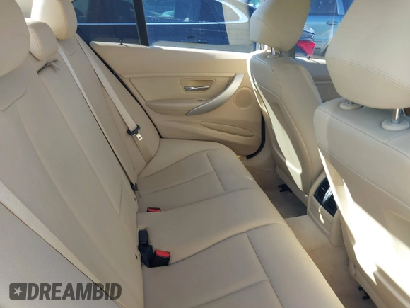 2016 BMW 3 Series 320i xDrive z VIN WBA8A3C54GK688539, wystawiony jako IAAI lot #41367993 z przebiegiem 56 419 mil mil oraz . Historia ofert i sprzedaży dostępna na DreamBid. Obrazek 8.