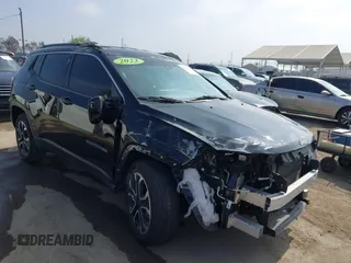 2023 Jeep Compass (RED) Edition z VIN 3C4NJDCN9PT539652, wystawiony jako IAAI lot #42347022 z przebiegiem 13 818 mil mil oraz . Historia ofert i sprzedaży dostępna na DreamBid. Obrazek 1.