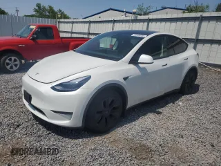 2024 Tesla Model Y Long Range with VIN 7SAYGAEE8RF211702, listed as a Copart auction lot 58569035 with 8,797 mi miles and Salvage title. Bid and sale history available at DreamBid. Image 1.